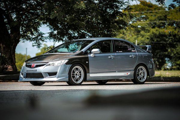 Is it possible to adjust the handlebar height on a Royal Enfield Classic 350 for better ergonomics?